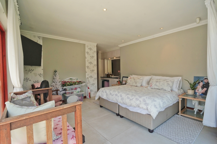 To Let 5 Bedroom Property for Rent in Beacon Bay Eastern Cape